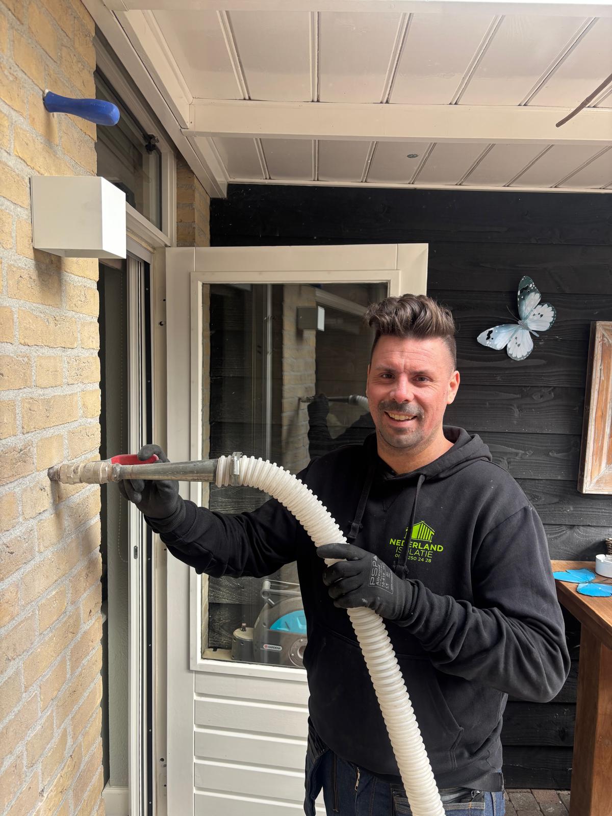 Eigen monteur van Nederland Isolatie aan het werk met spouwmuurisolatie